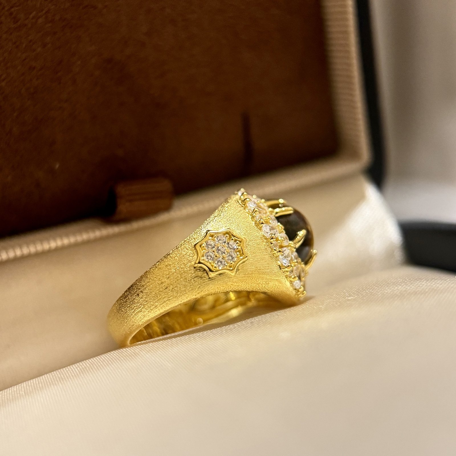 S925 sterling silver tiger eye stone surrounded by gold brushed vintage ring